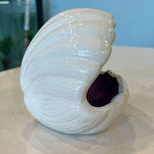 Cargar imagen en el visor de la galería, Purple Clam Shell - Axolotl Hide

