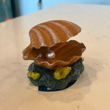 Cargar imagen en el visor de la galería, GloFish Clam Aquarium Ornament - Small
