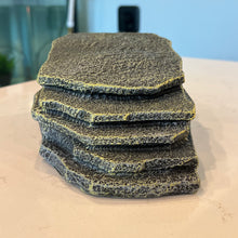 Cargar imagen en el visor de la galería, Zilla Herp Hotel - Medium
