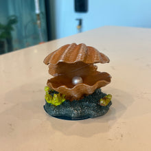 Cargar imagen en el visor de la galería, GloFish Clam Aquarium Ornament - Small
