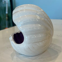 Cargar imagen en el visor de la galería, Purple Clam Shell - Axolotl Hide
