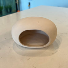 Cargar imagen en el visor de la galería, Ceramic Tan Shrimp Cave Decor
