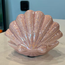 Cargar imagen en el visor de la galería, Iridescent Clam Shell - Decor
